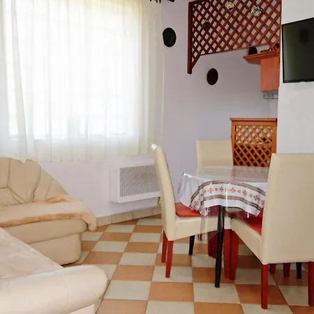 Stimmungsvolle Mit Grossem Garten By Interhome דירה