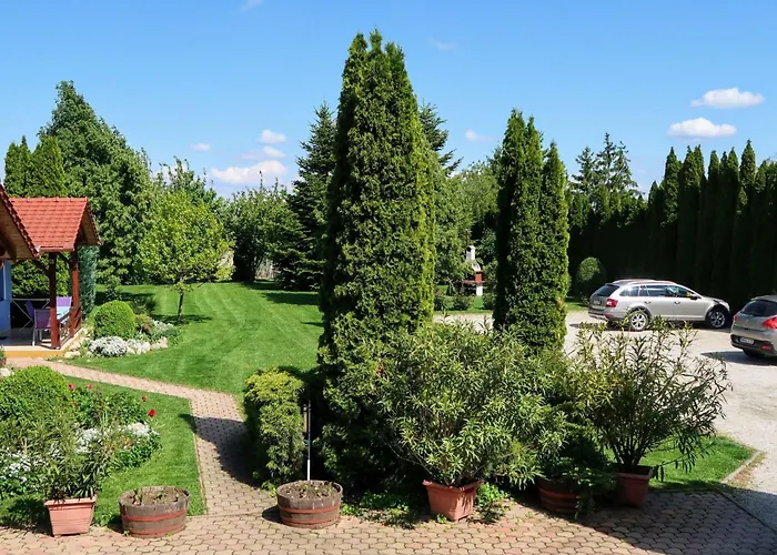 Stimmungsvolle Mit Grossem Garten By Interhome * 잘라카로쉬