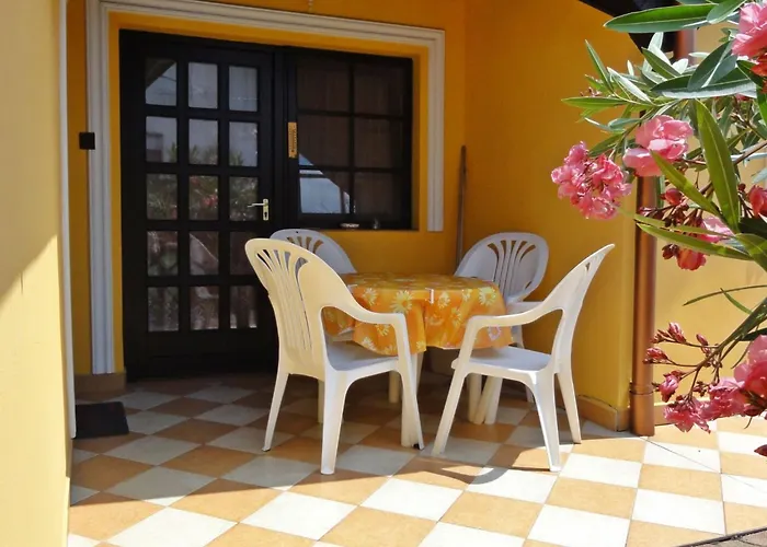 Stimmungsvolle Mit Grossem Garten By Interhome 잘라카로쉬